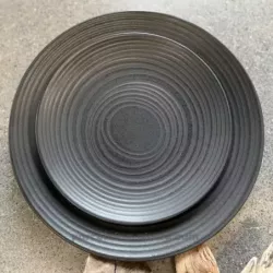 ASSIETTE PLATE ALEXA 27CM DE COULEUR NOIR EN GRES/